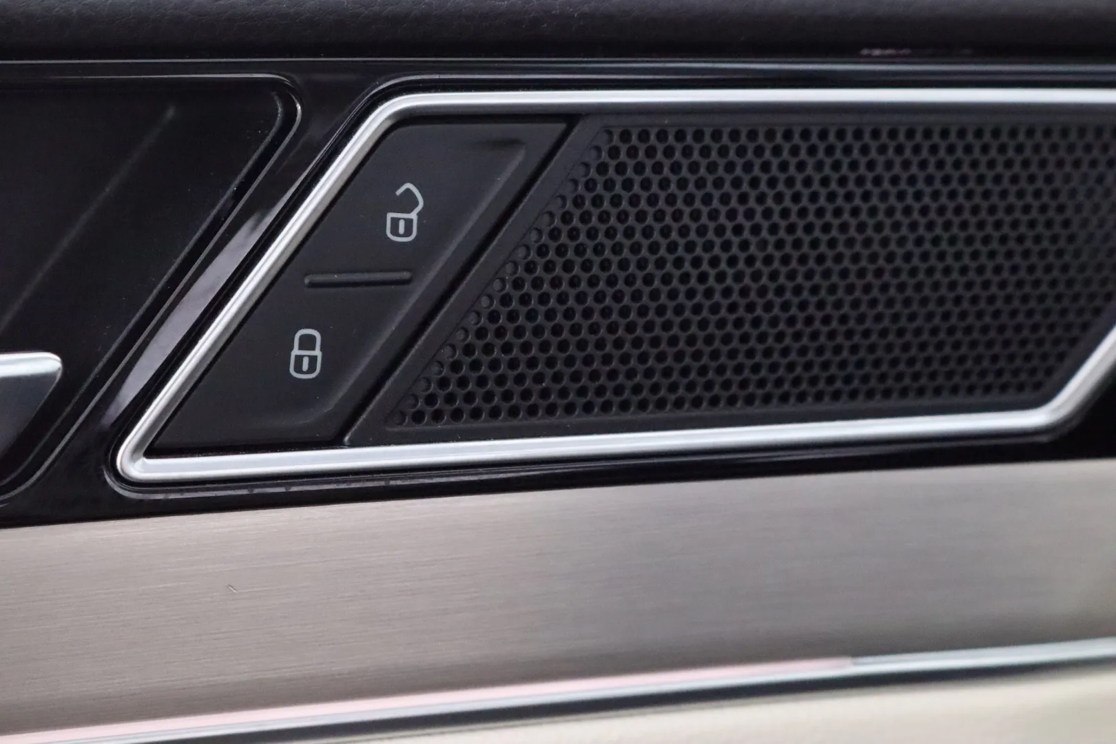 VOLKSWAGEN Passat XNO-236 carousel image