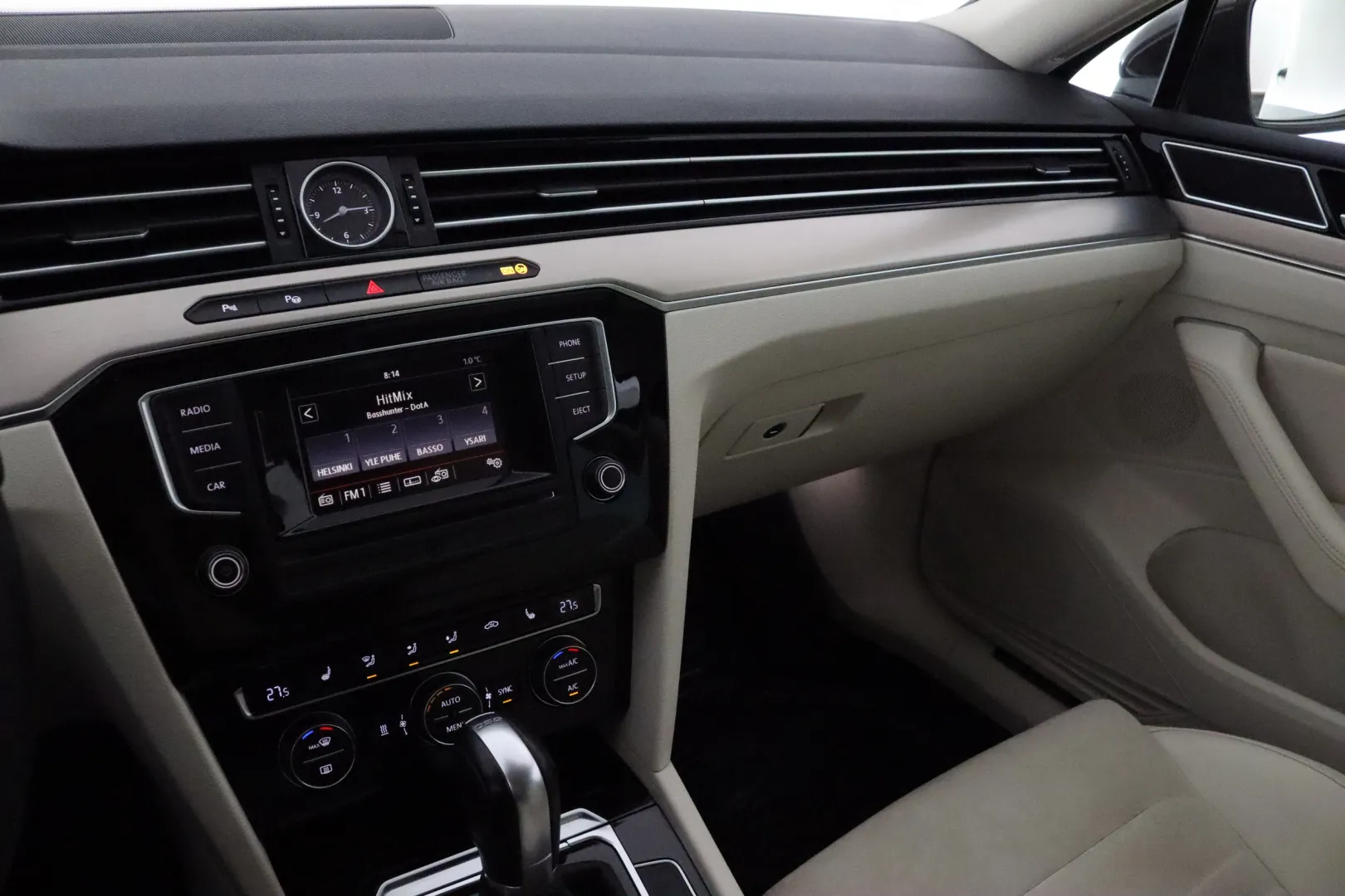 VOLKSWAGEN Passat XNO-236 carousel image