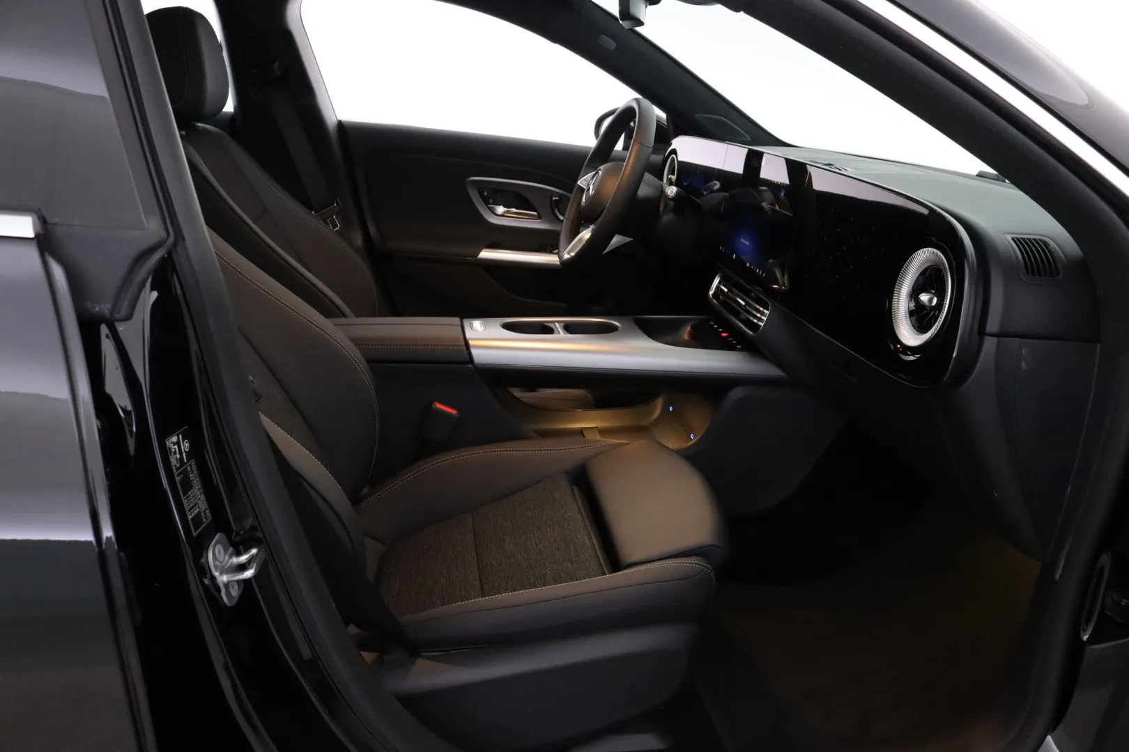 Mercedes-Benz CLA FSJ-192 carousel image