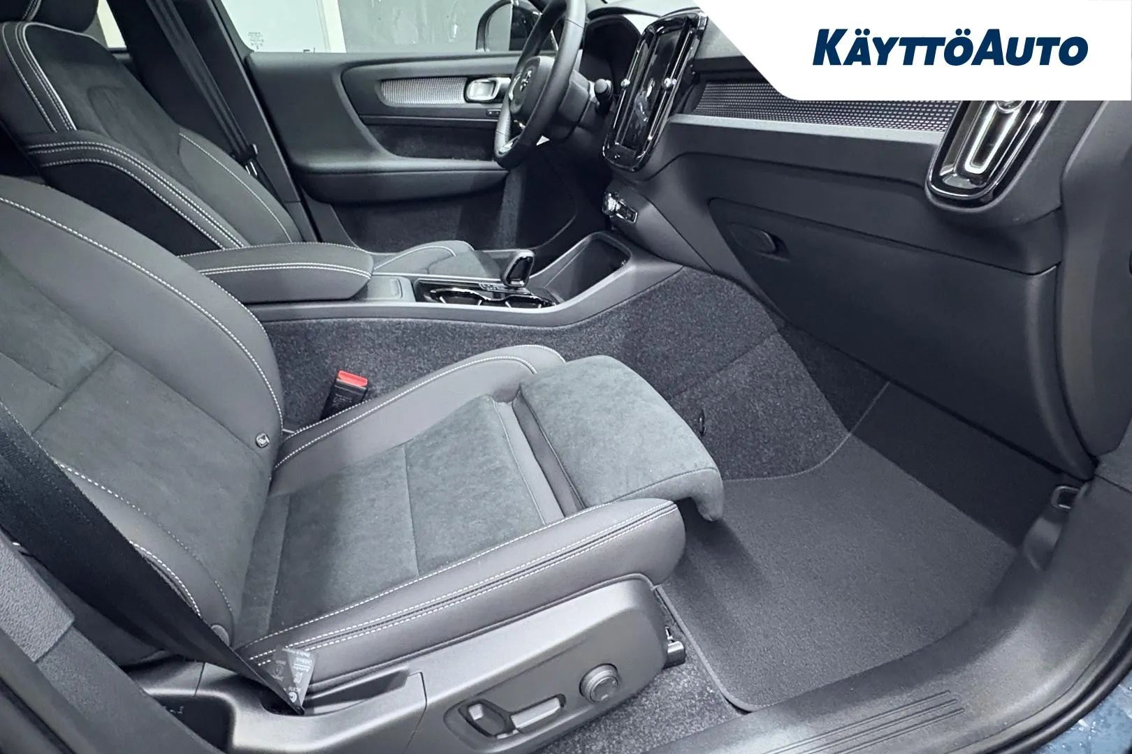 VOLVO EC40 RXU-215 carousel image