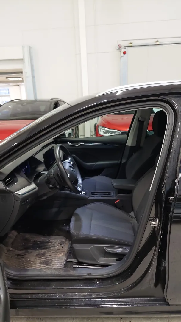 SKODA Octavia YMB-278 carousel image