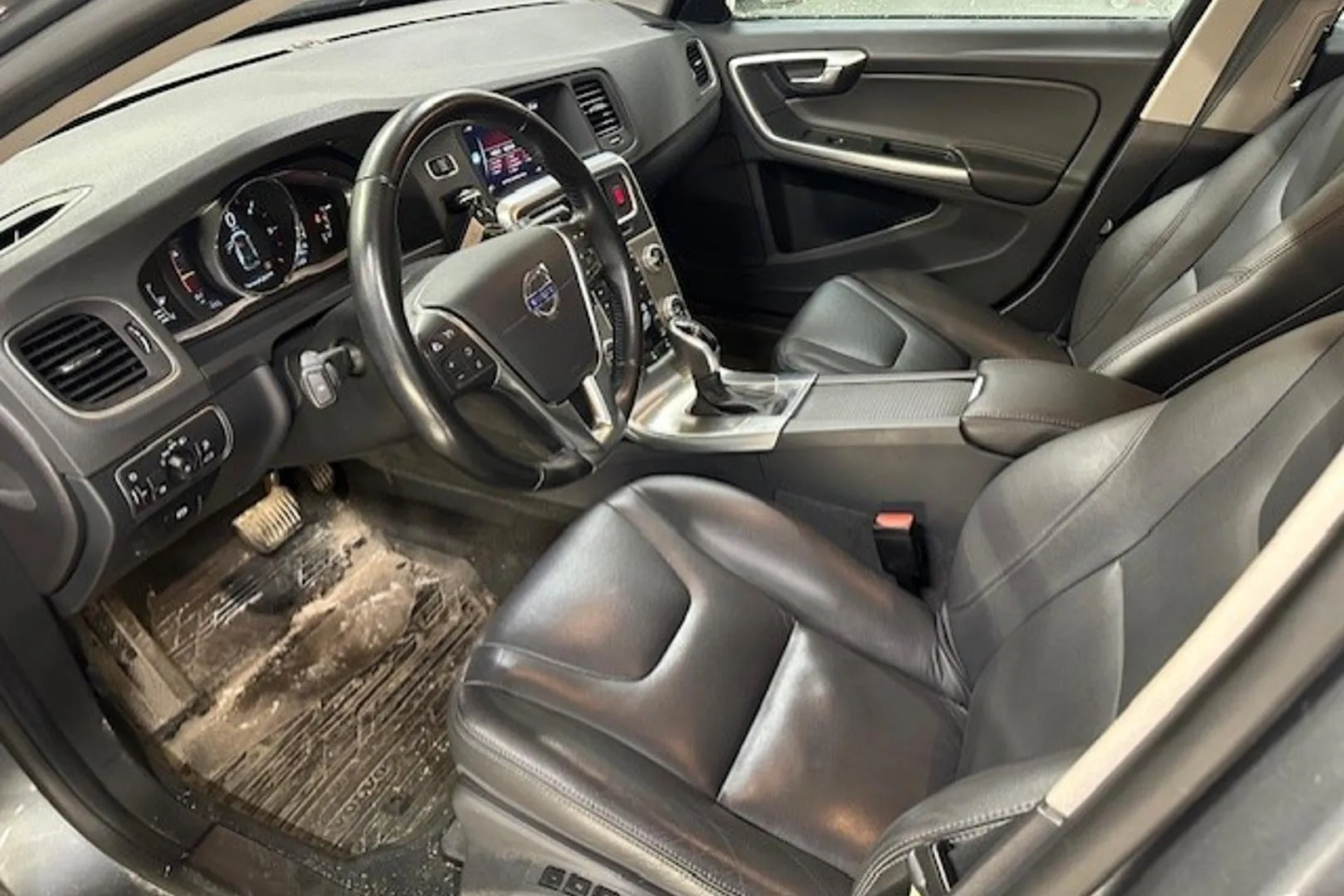 VOLVO V60 Cross Country SMU-895 carousel image