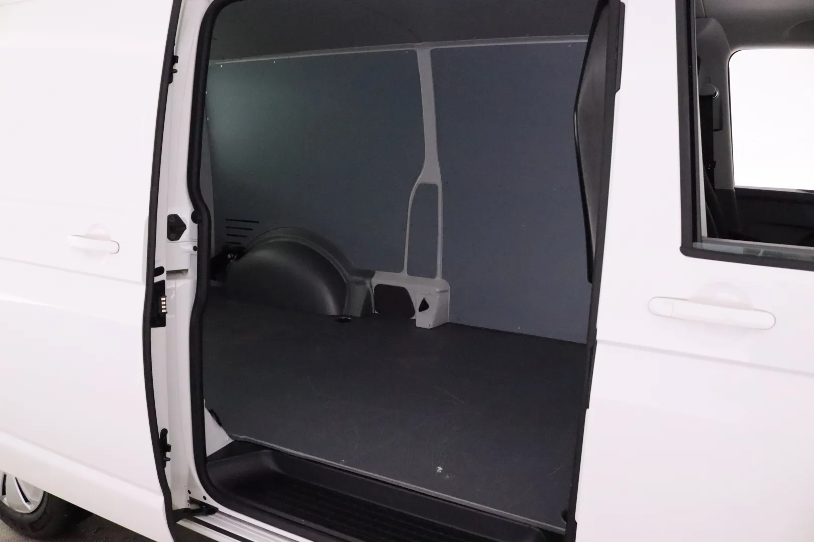 VOLKSWAGEN Transporter YXS-252 carousel image