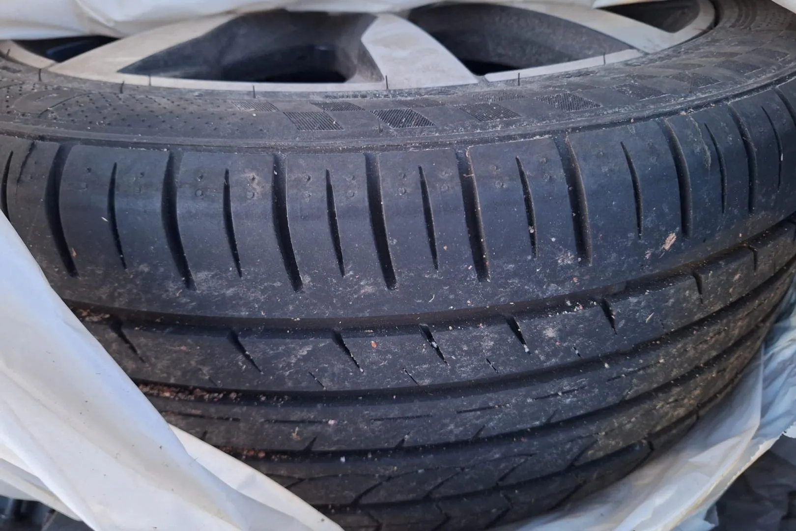 VOLVO V40 XVV-657 carousel image