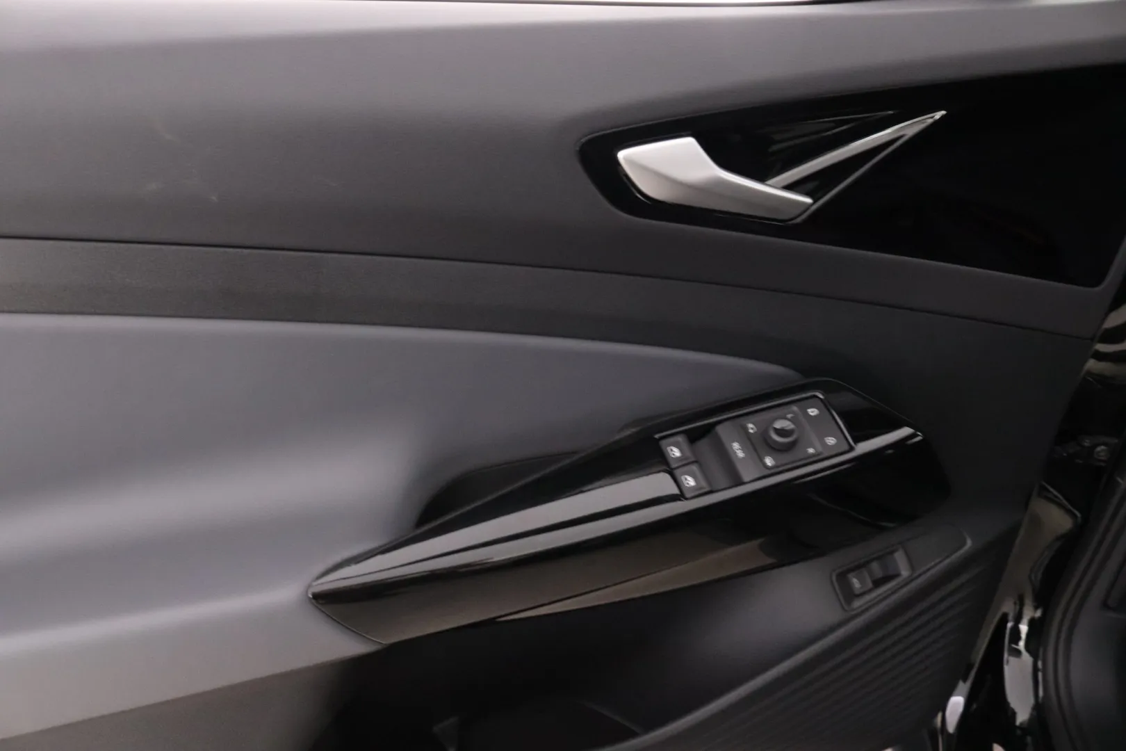 Volkswagen ID.4 NOK-327 carousel image