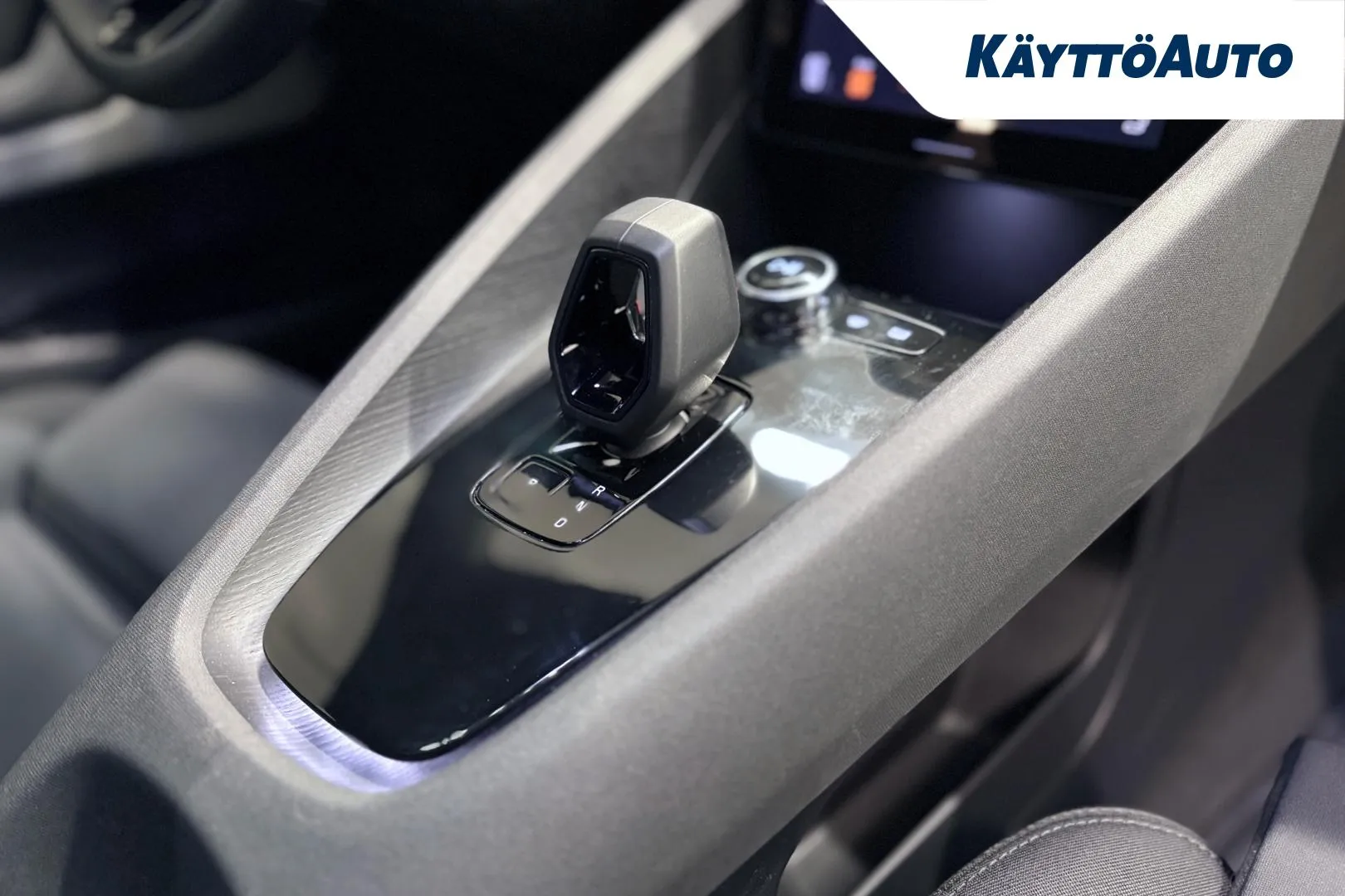 POLESTAR 2 OZZ-465 carousel image