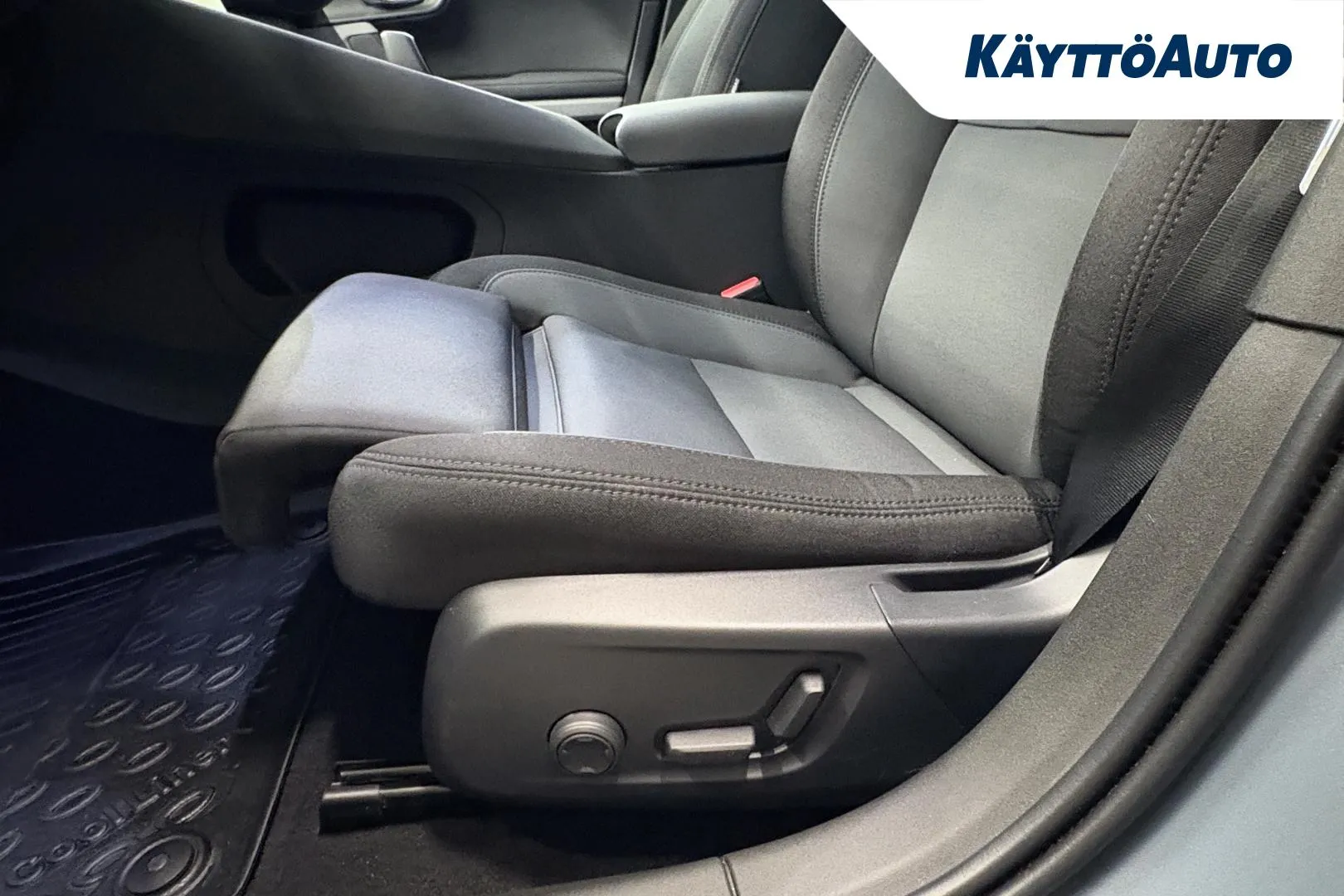 POLESTAR 2 OZZ-465 carousel image