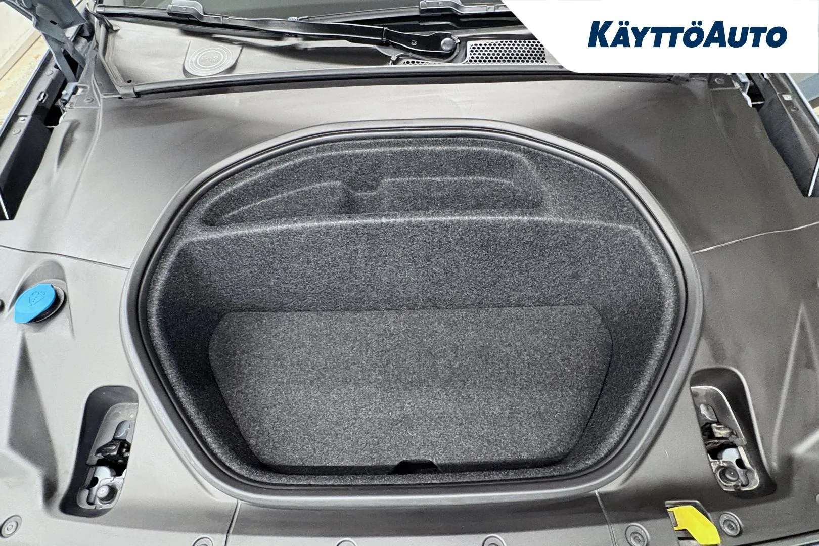 POLESTAR 2 OZZ-465 carousel image