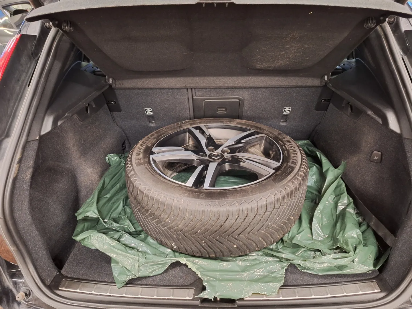 VOLVO XC40 YLR-492 carousel image