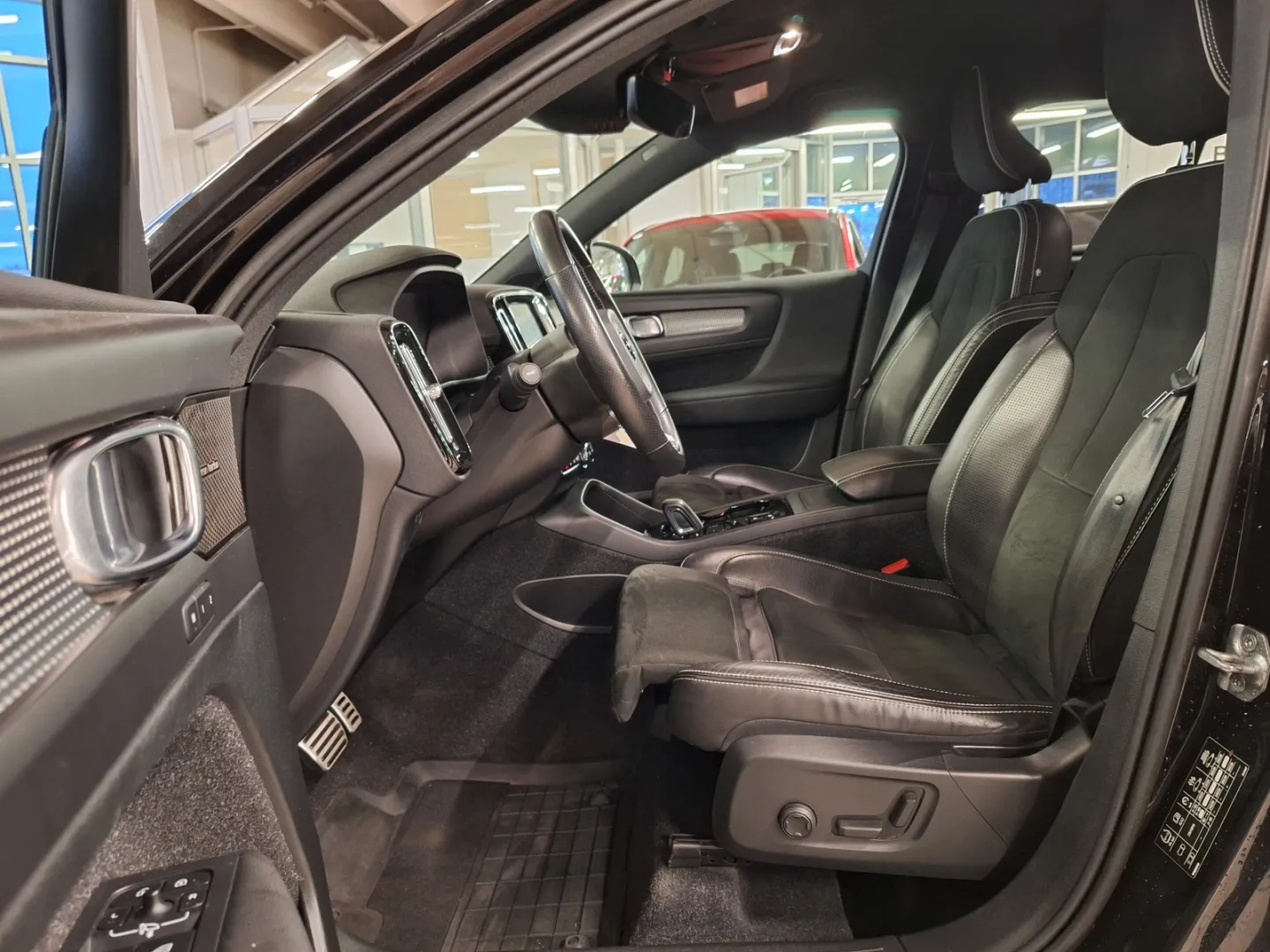 VOLVO XC40 YLR-492 carousel image