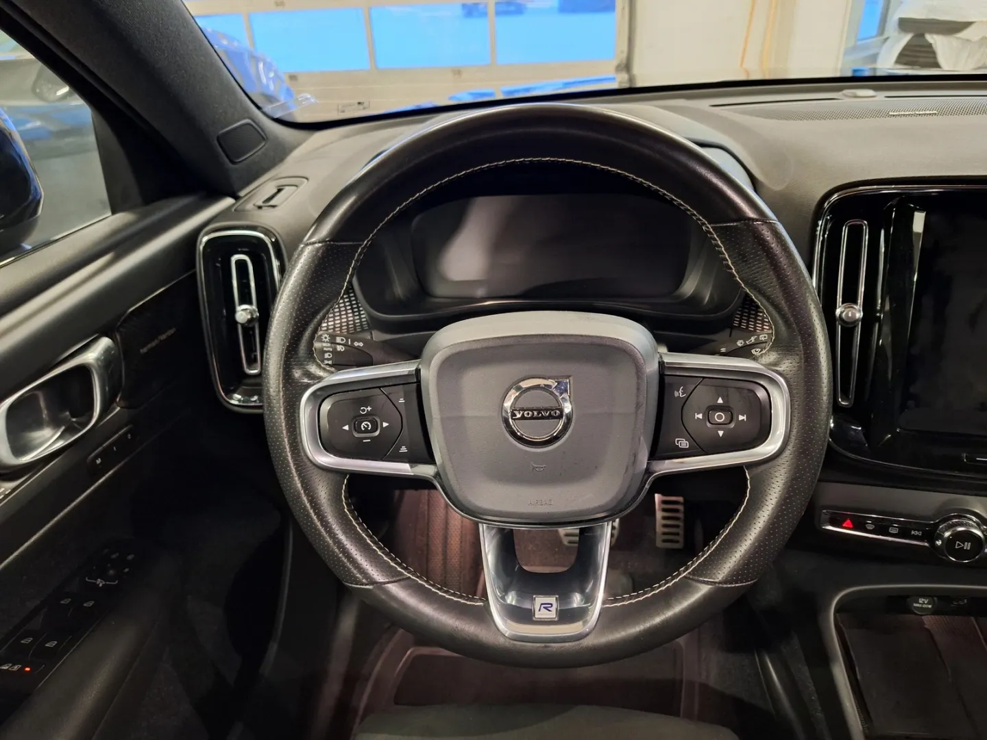 VOLVO XC40 YLR-492 carousel image