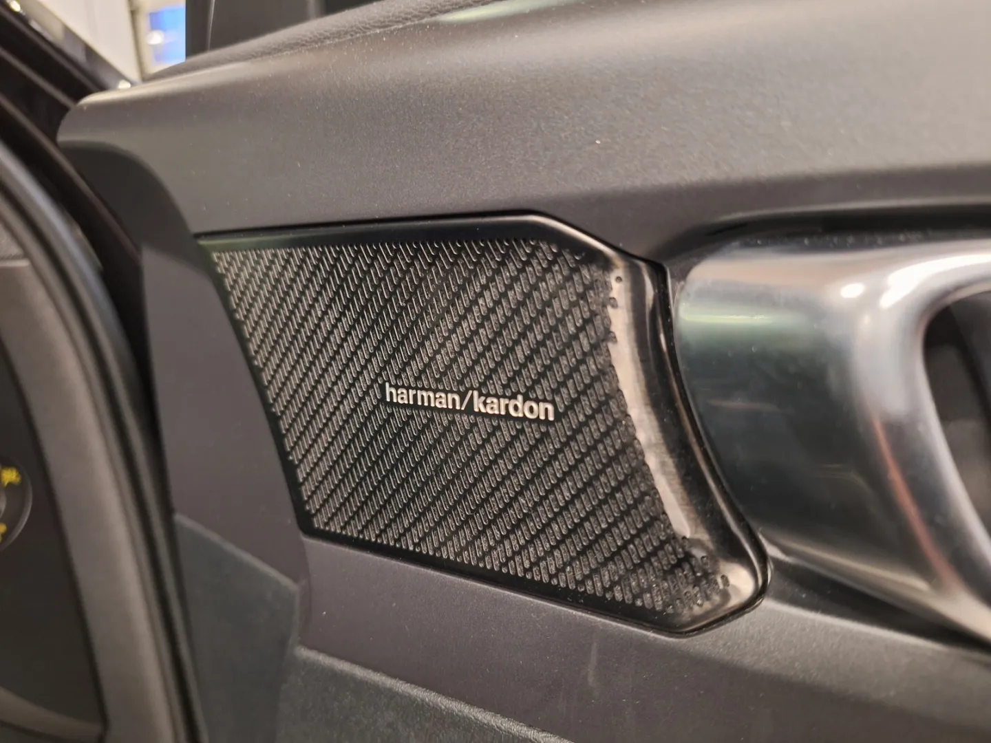 VOLVO XC40 YLR-492 carousel image