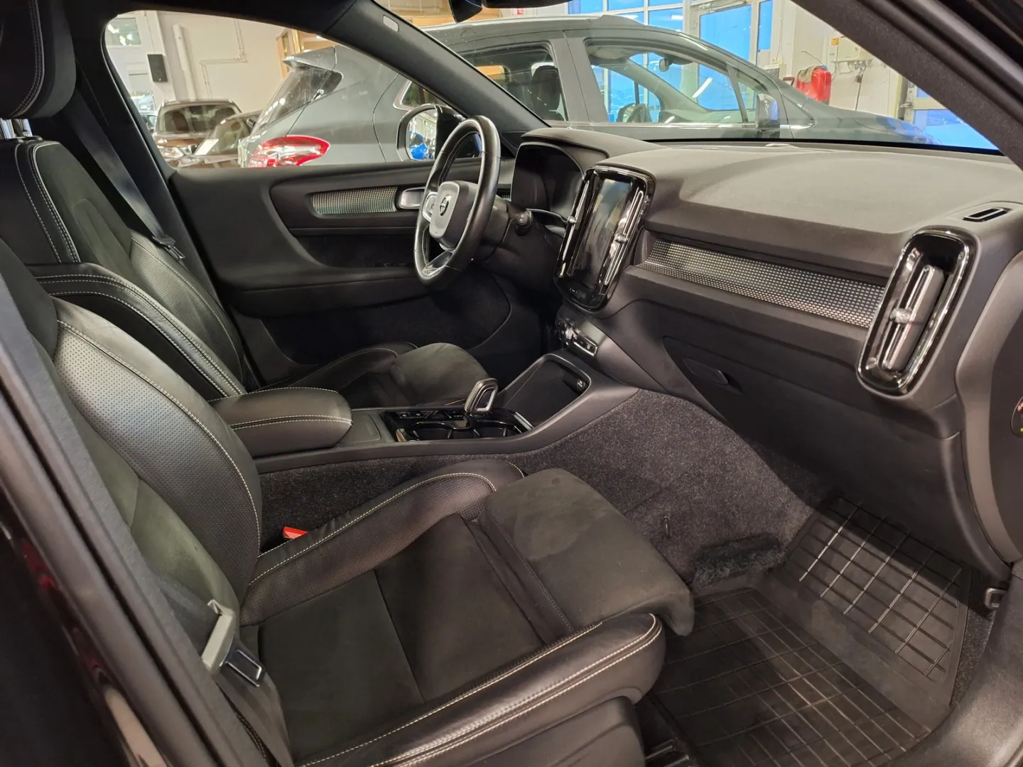 VOLVO XC40 YLR-492 carousel image