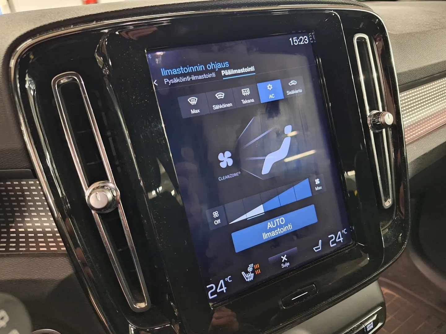 VOLVO XC40 YLR-492 carousel image