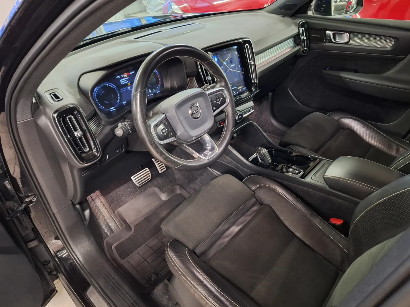 VOLVO XC40 YLR-492 carousel image