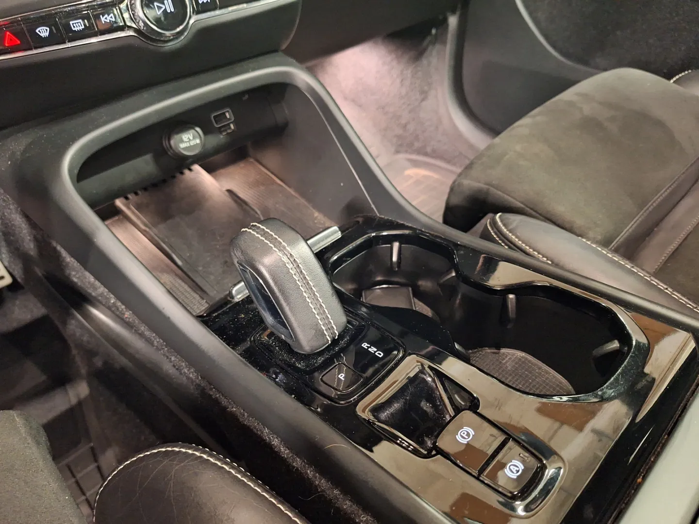 VOLVO XC40 YLR-492 carousel image