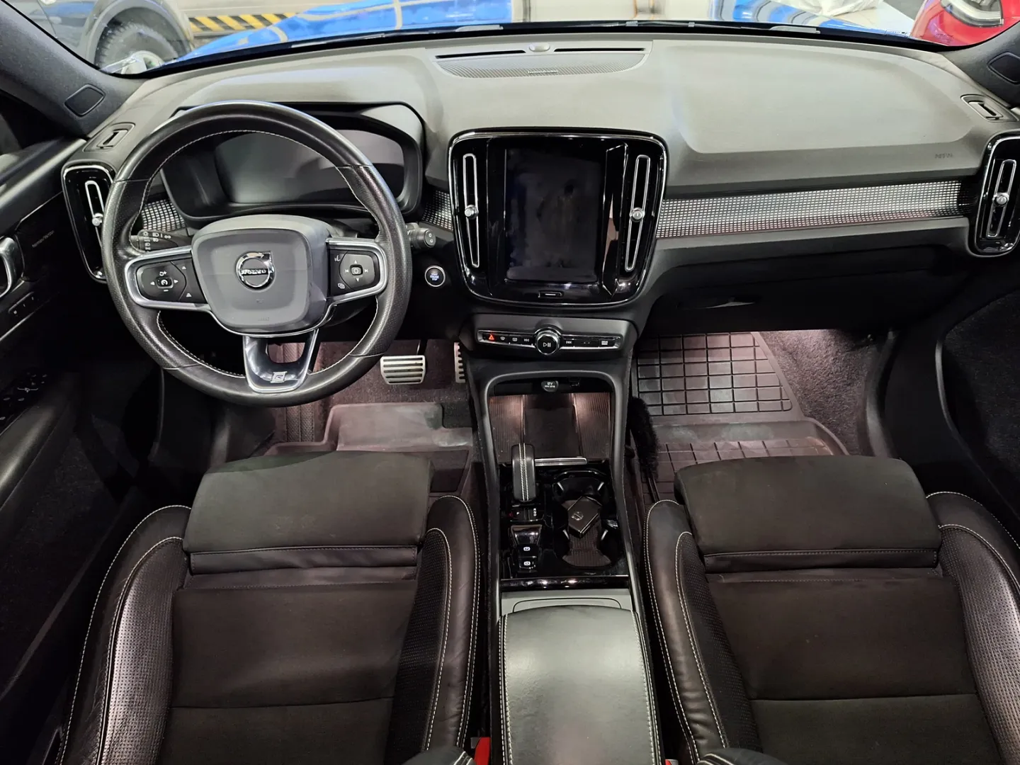 VOLVO XC40 YLR-492 carousel image