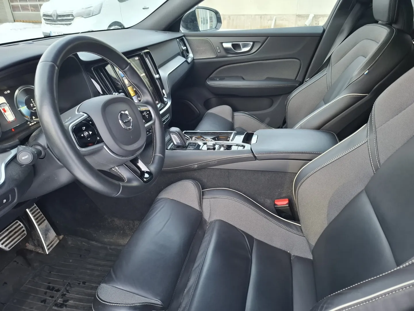 VOLVO V60 GOL-677 carousel image