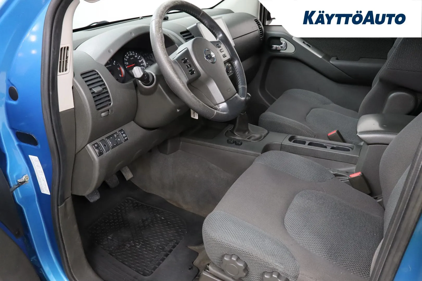 Nissan Navara LOY-886 carousel image