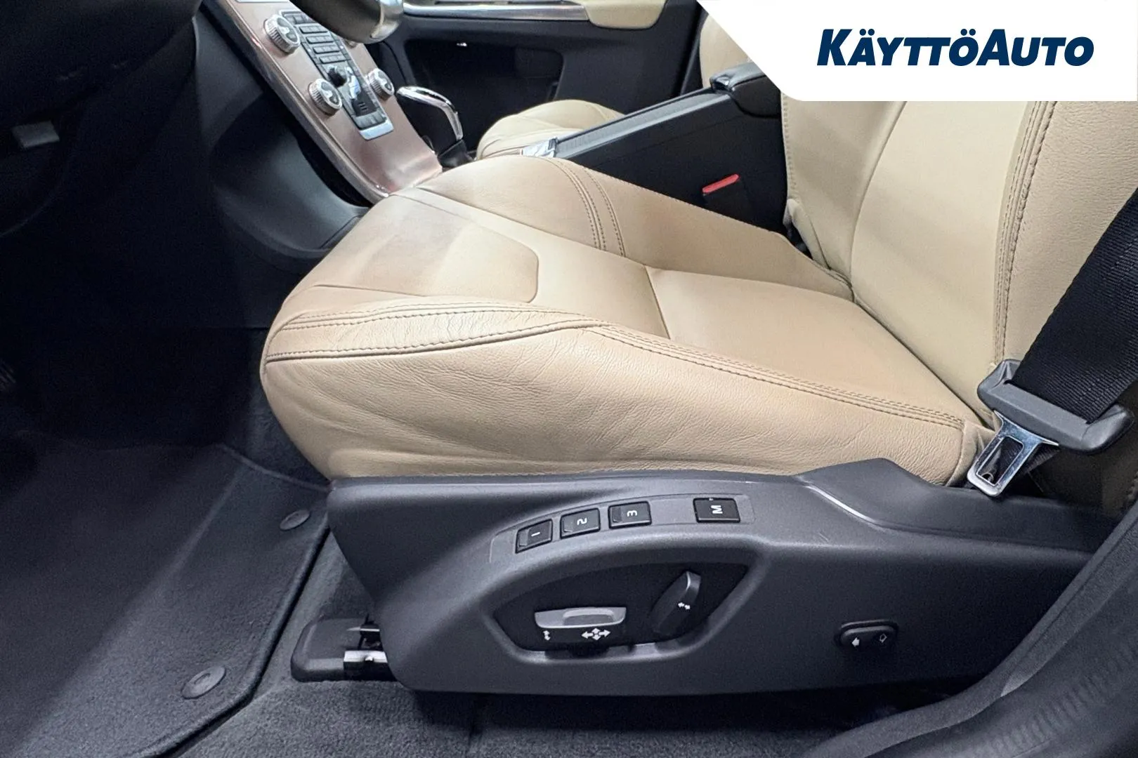 VOLVO XC60 MMU-828 carousel image