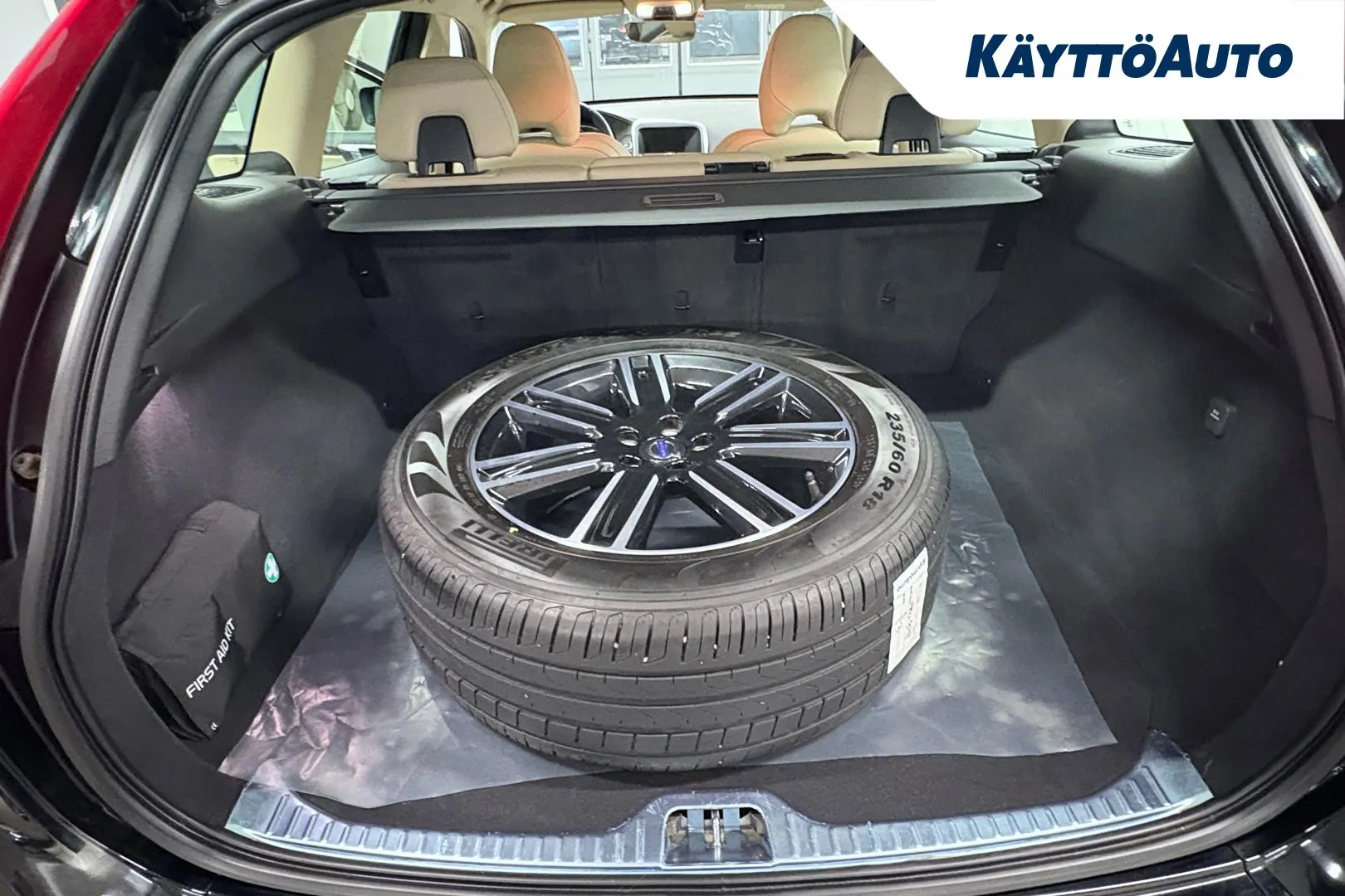 VOLVO XC60 MMU-828 carousel image