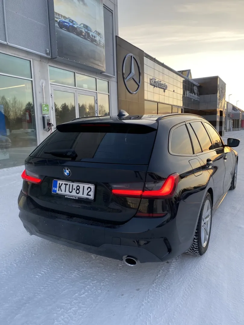 BMW 320 KTU-812 carousel image