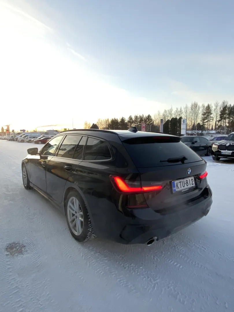 BMW 320 KTU-812 carousel image