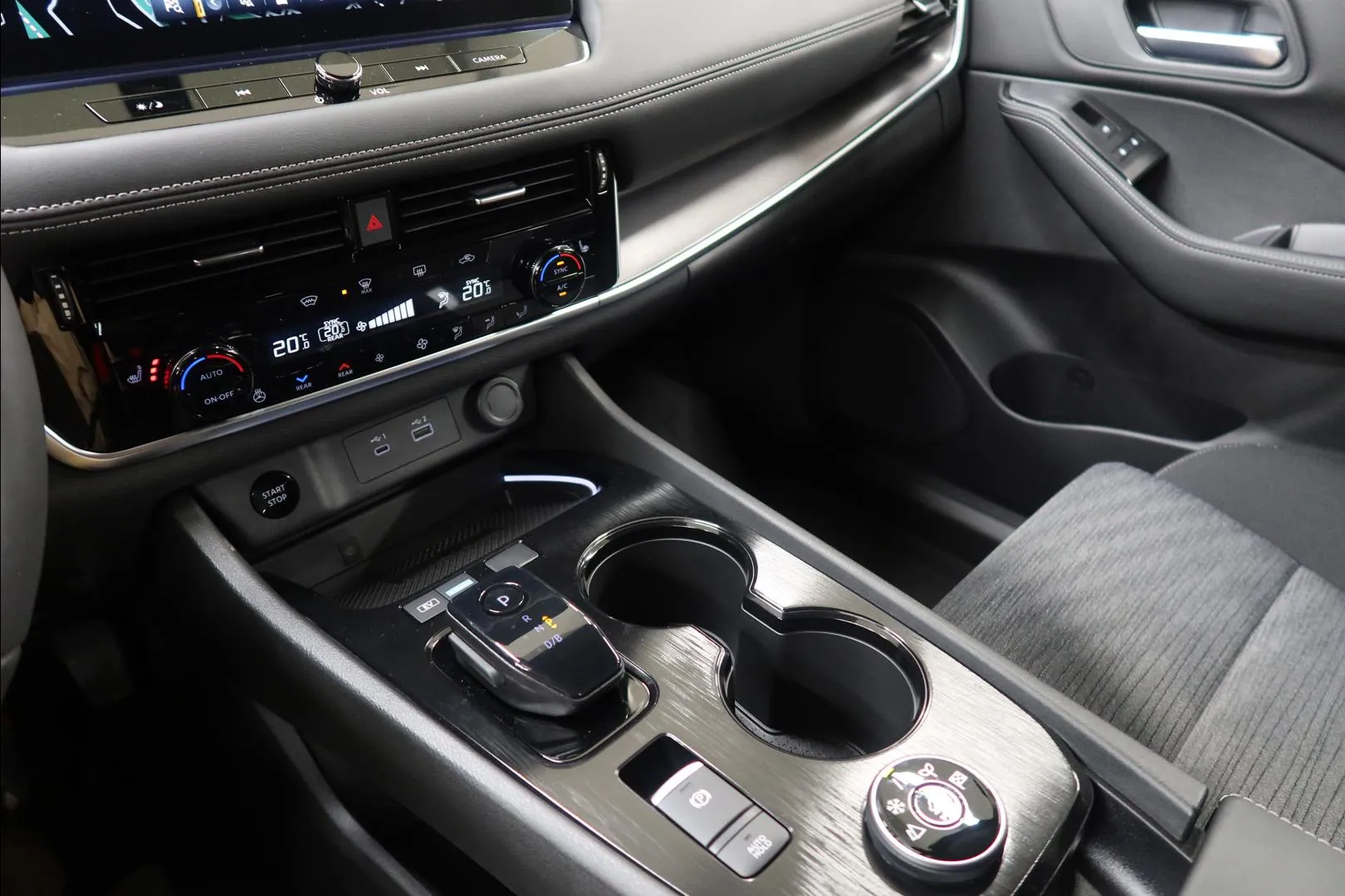 Nissan X-Trail XTJ-582 carousel image