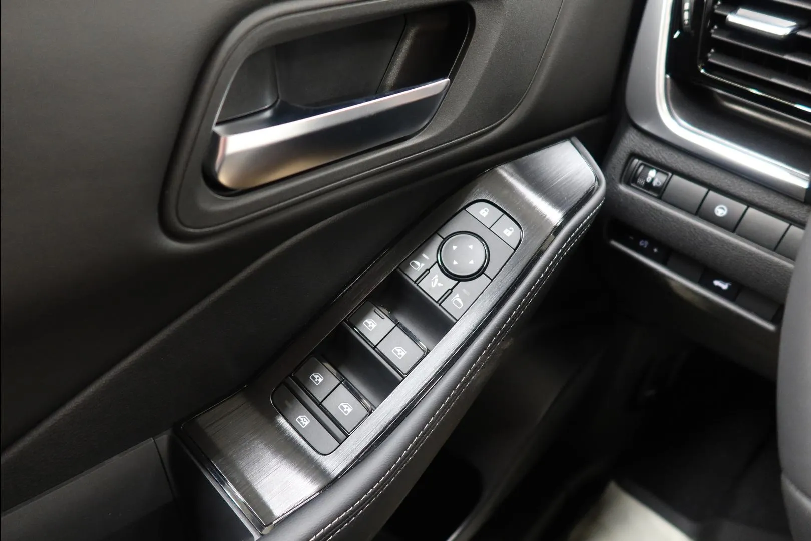 Nissan X-Trail XTJ-582 carousel image