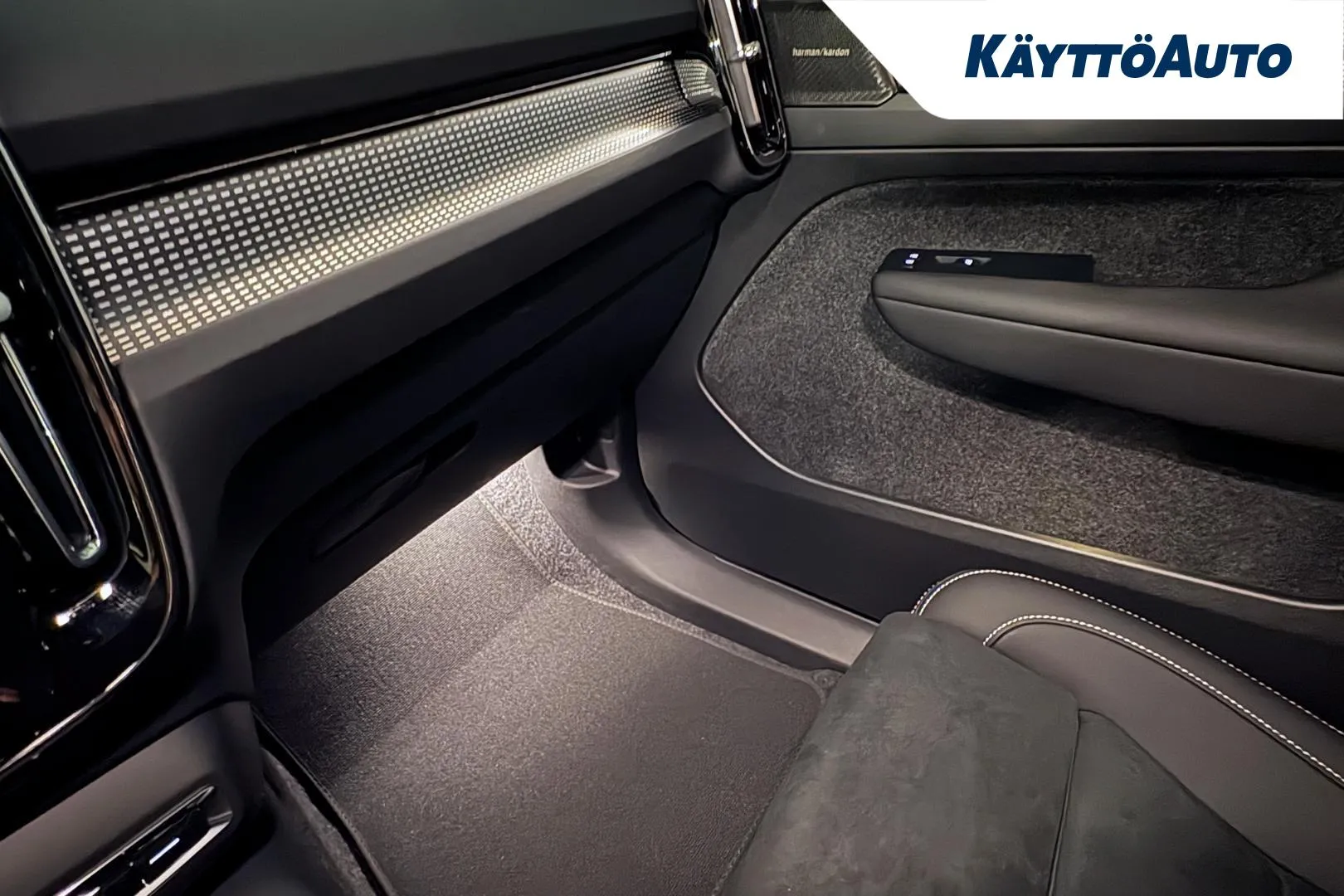 Volvo EX40 RXU-648 carousel image