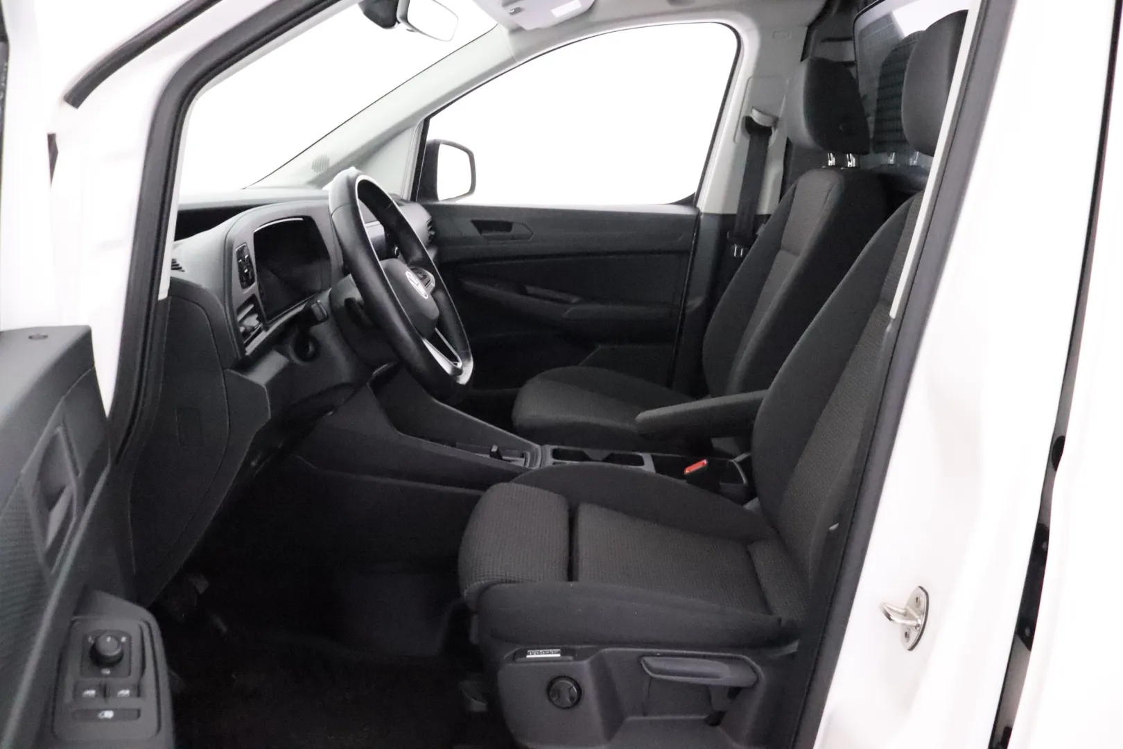 Volkswagen Caddy Maxi EUM-699 carousel image