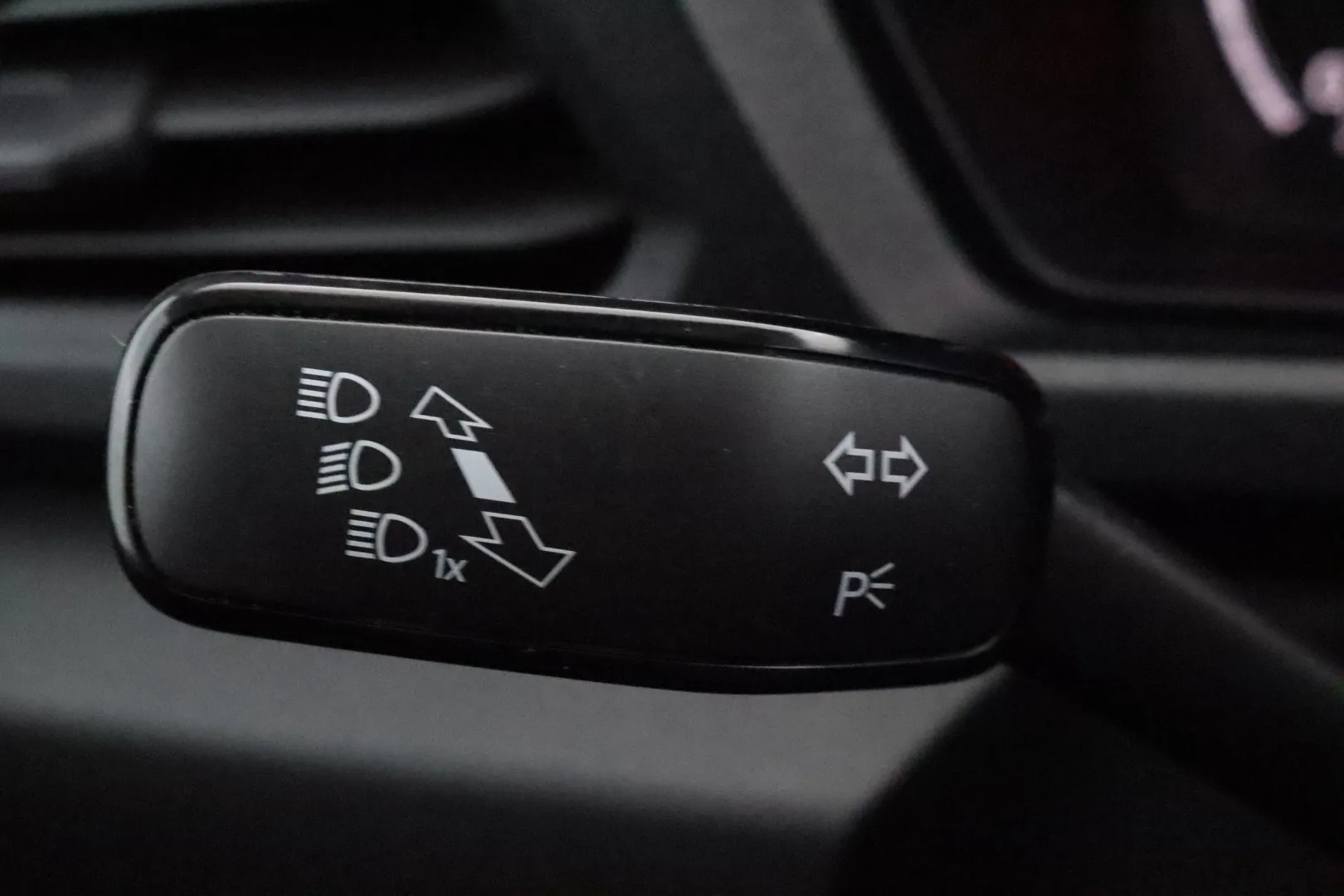 Volkswagen Caddy Maxi EUM-699 carousel image