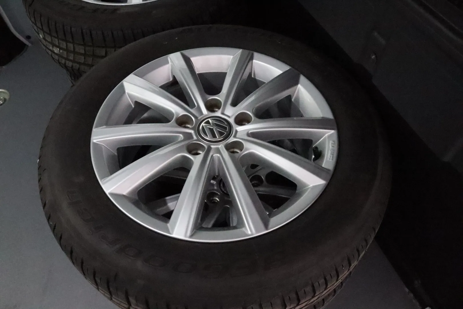 Volkswagen Caddy Maxi EUM-699 carousel image