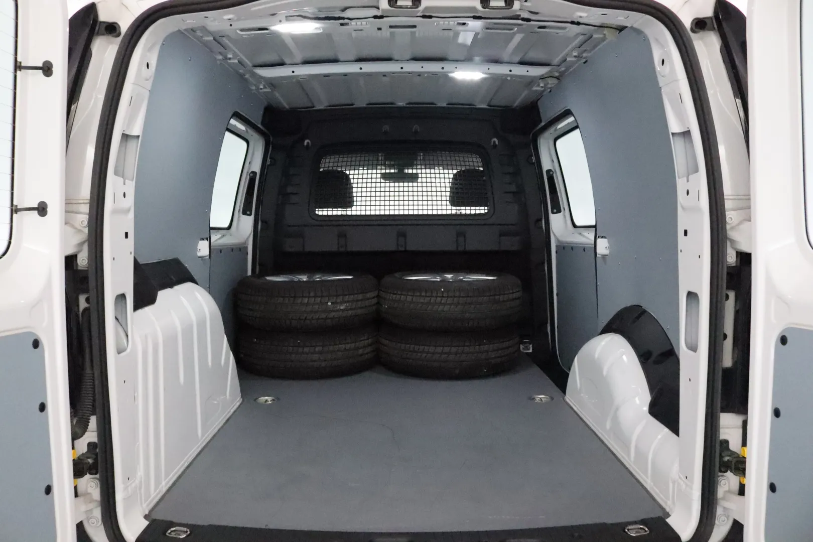 Volkswagen Caddy Maxi EUM-699 carousel image