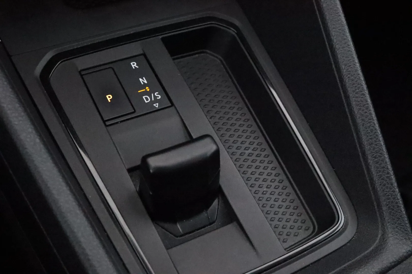 Volkswagen Caddy Maxi EUM-699 carousel image