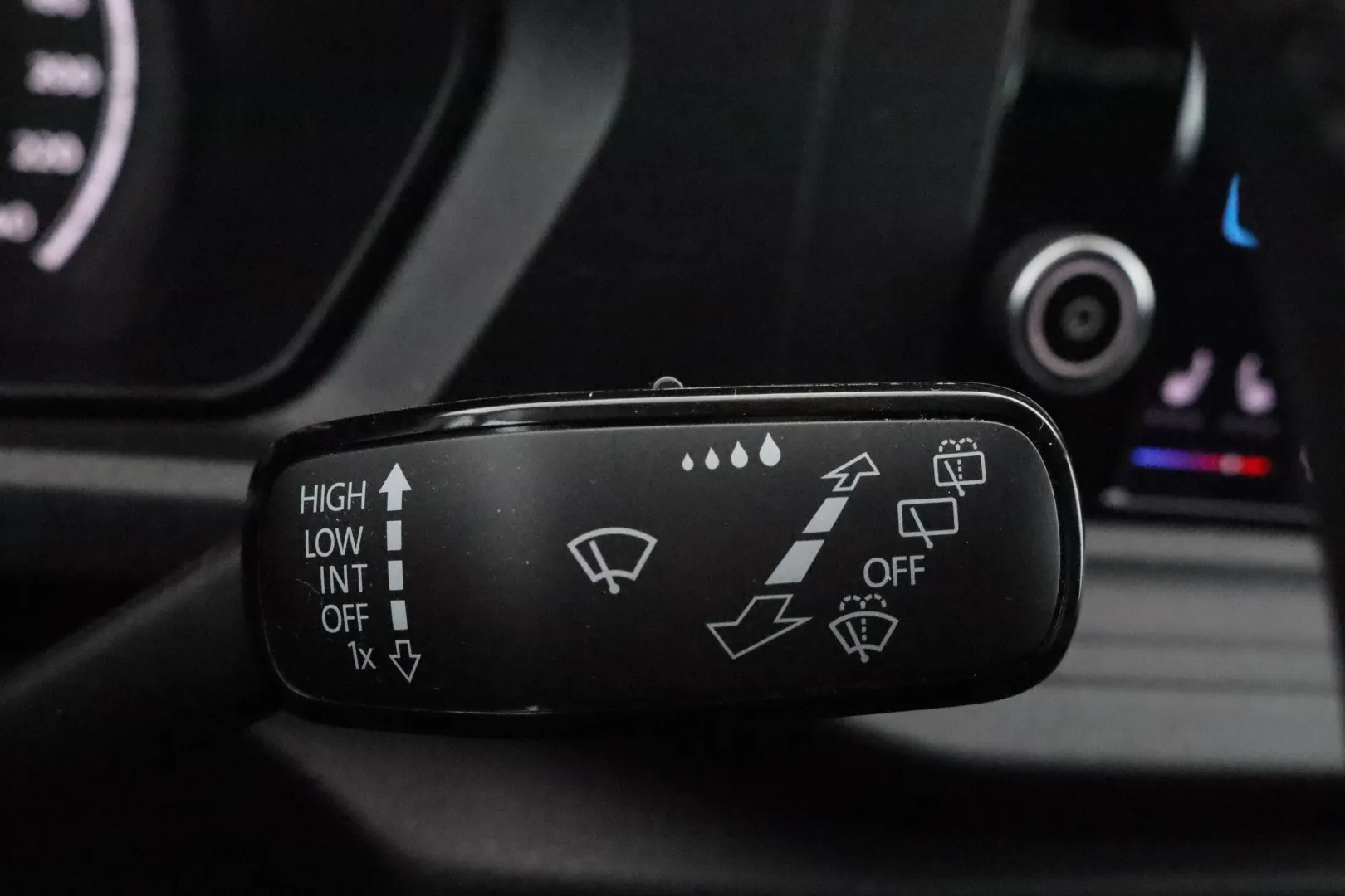 Volkswagen Caddy Maxi EUM-699 carousel image