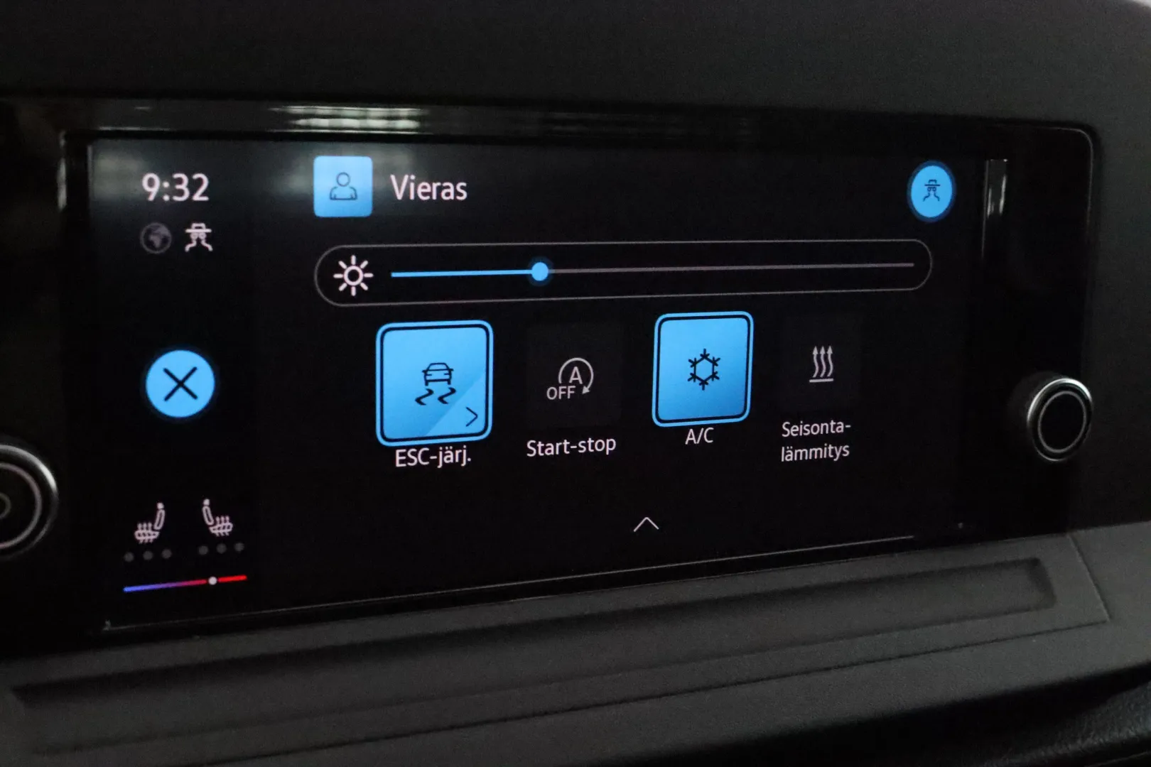 Volkswagen Caddy Maxi EUM-699 carousel image