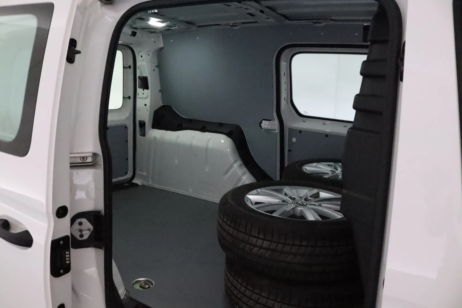 Volkswagen Caddy Maxi EUM-699 carousel image