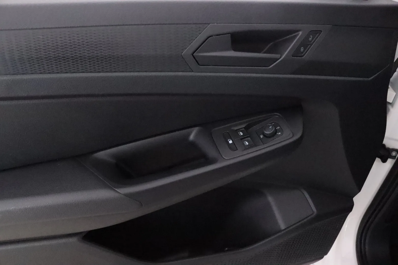 Volkswagen Caddy Maxi EUM-699 carousel image