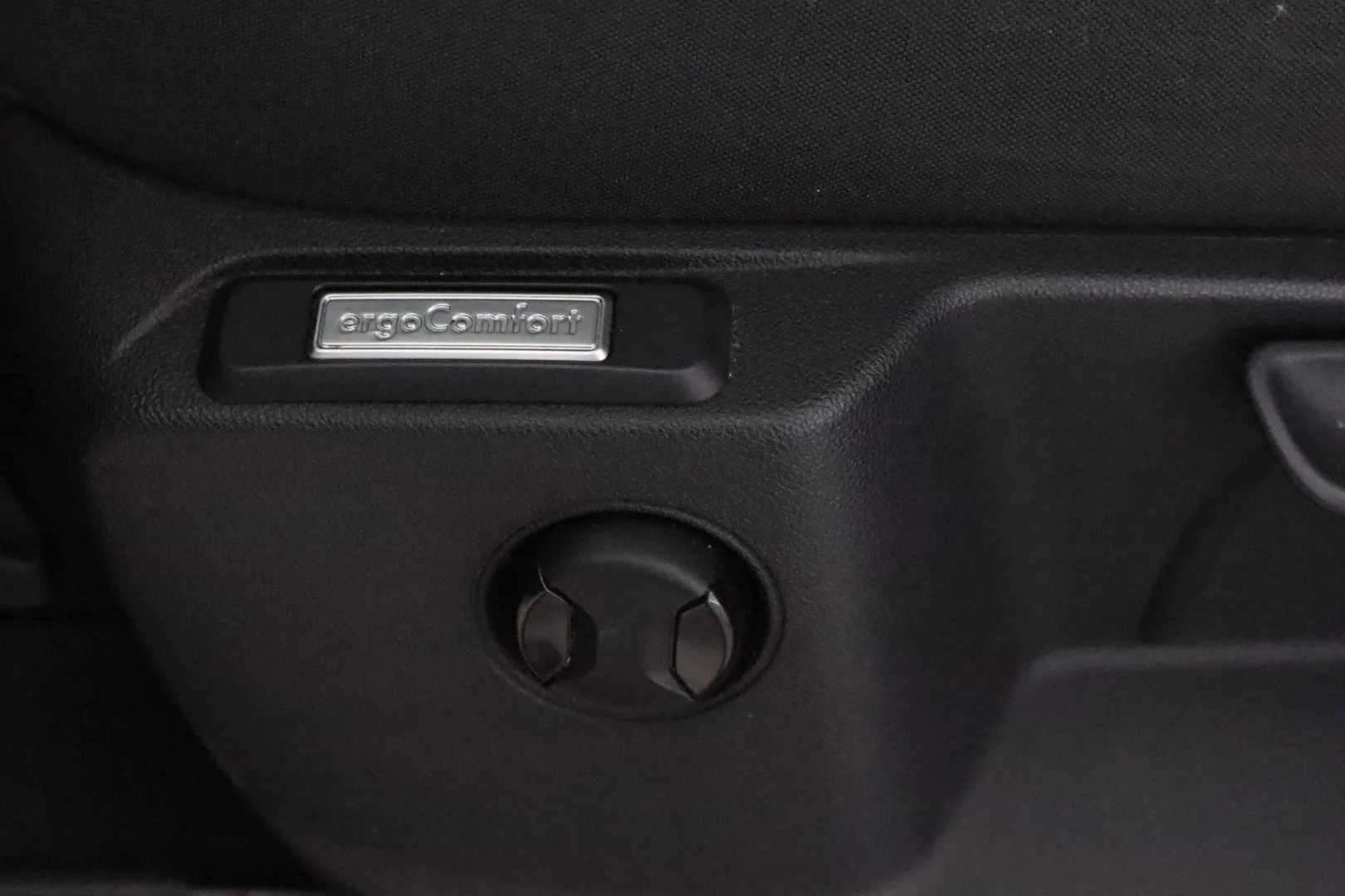 Volkswagen Caddy Maxi EUM-699 carousel image