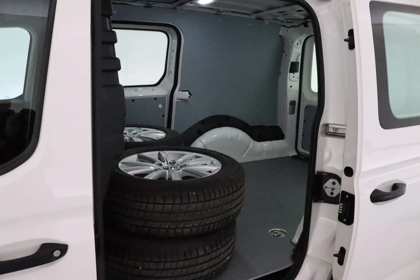 Volkswagen Caddy Maxi EUM-699 carousel image