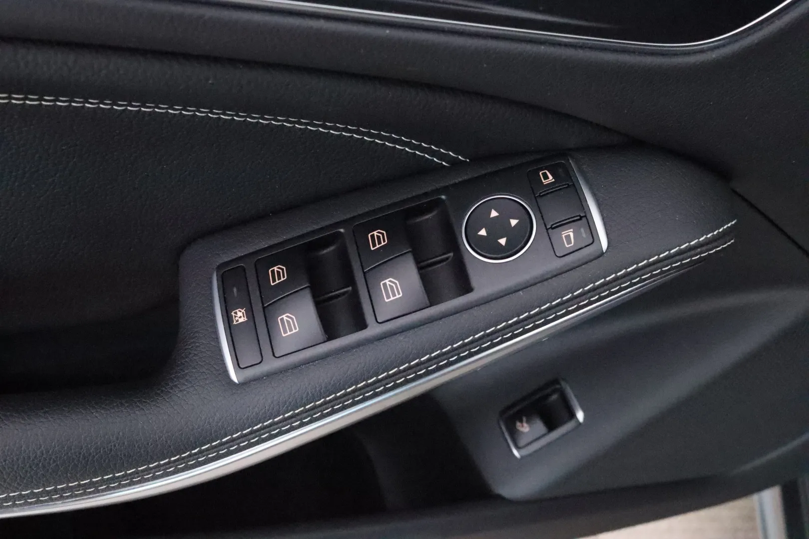 Mercedes-Benz CLA CMF-294 carousel image