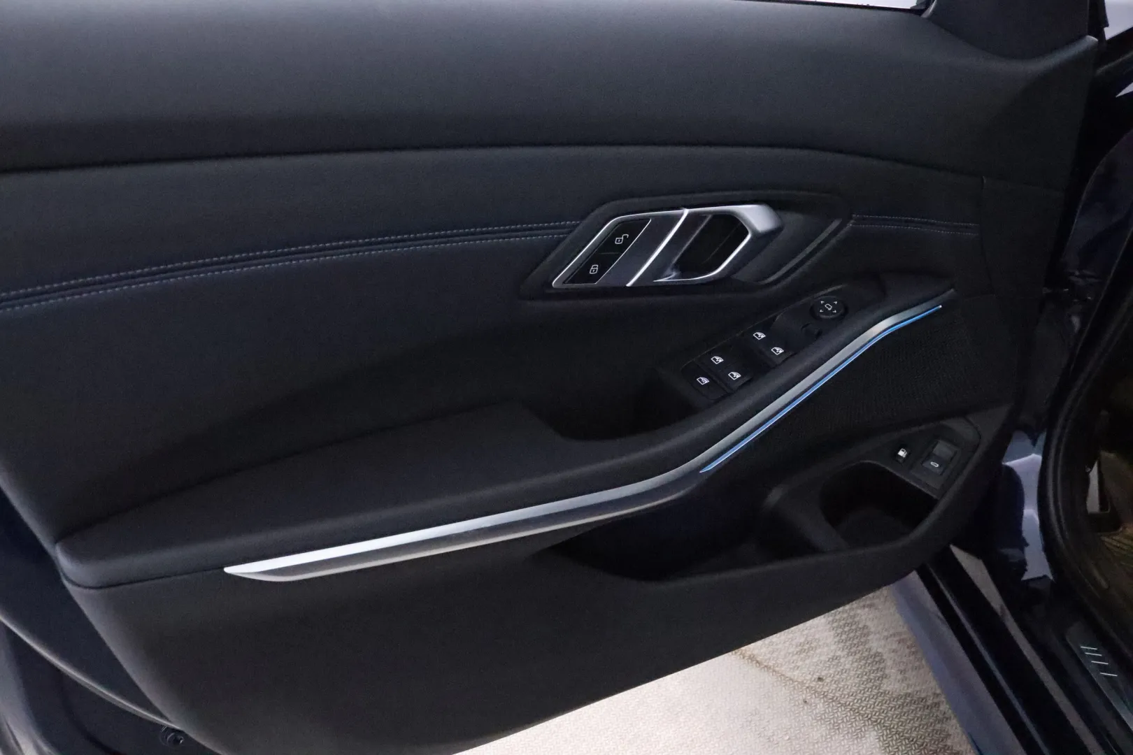 BMW 330 RUP-642 carousel image