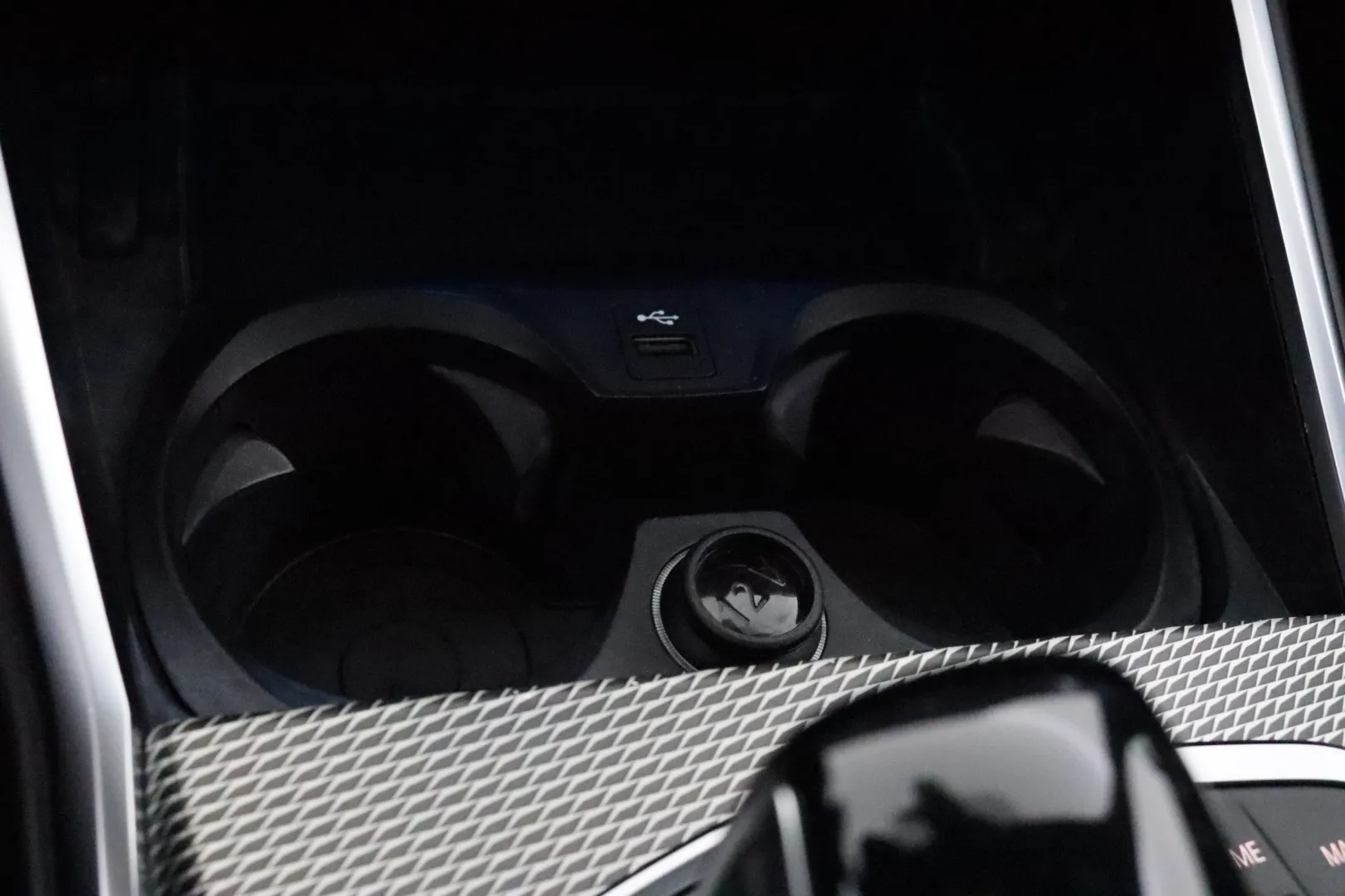 BMW 330 RUP-642 carousel image