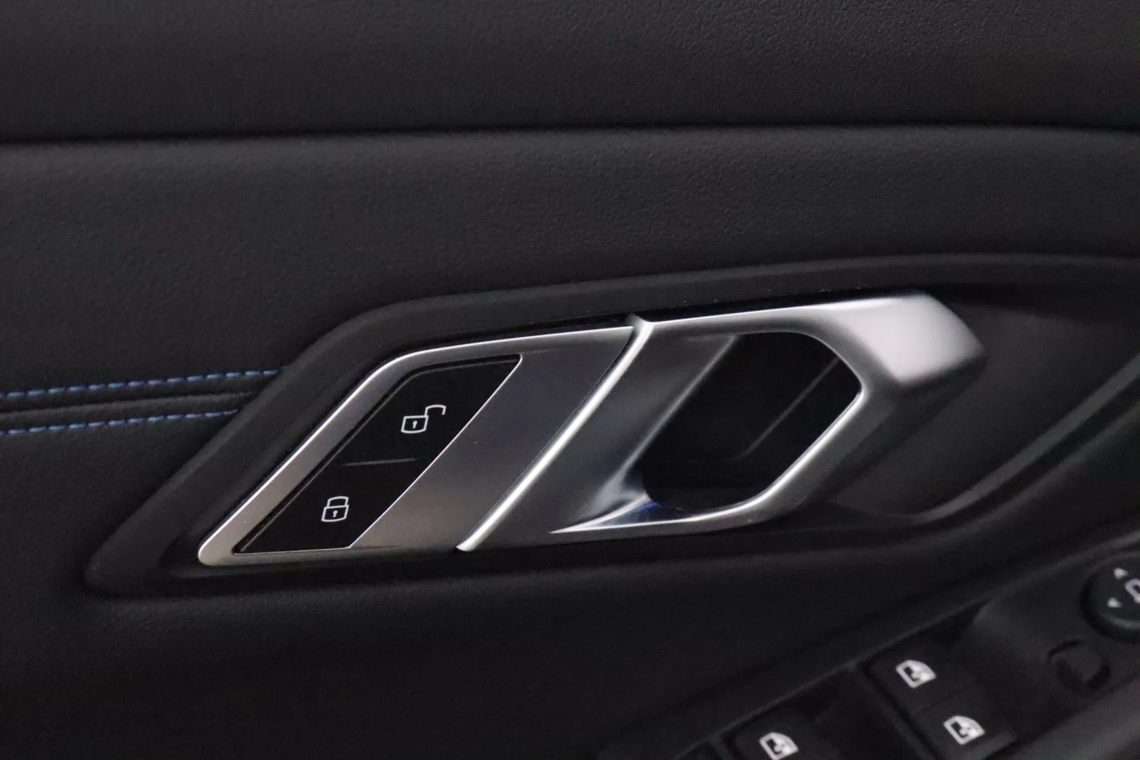 BMW 330 RUP-642 carousel image