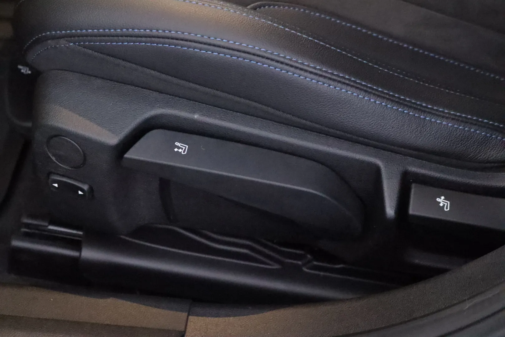 BMW 330 RUP-642 carousel image