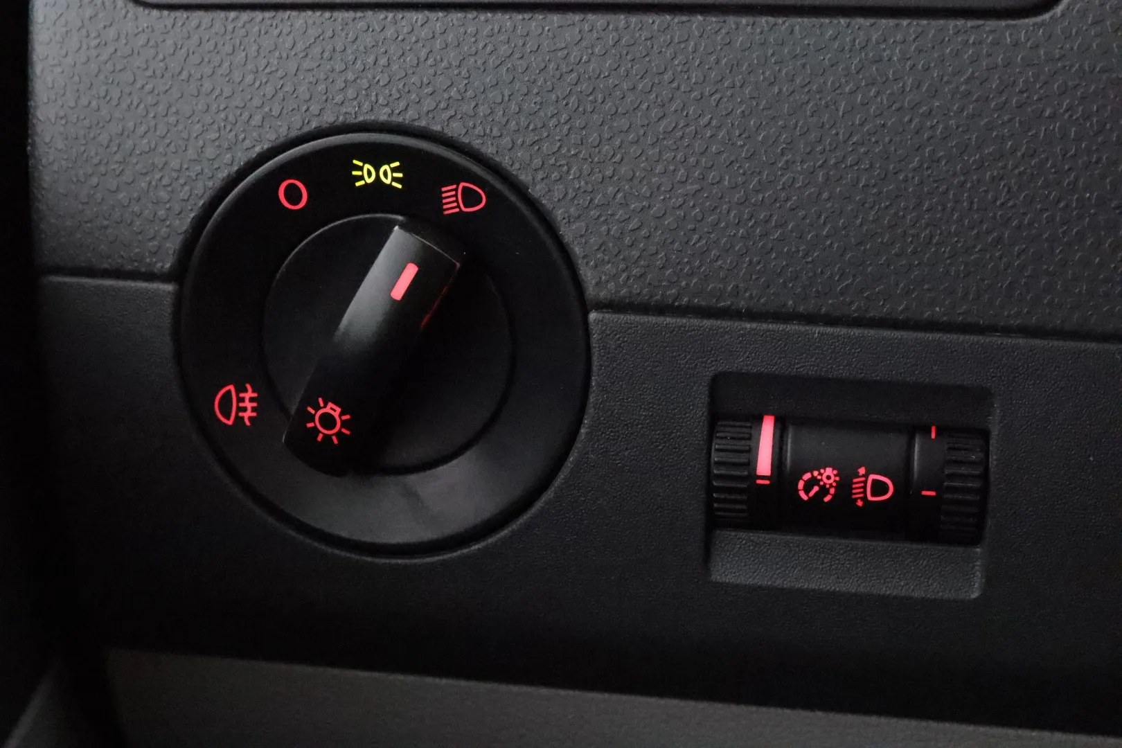 VOLKSWAGEN Transporter FMT-828 carousel image