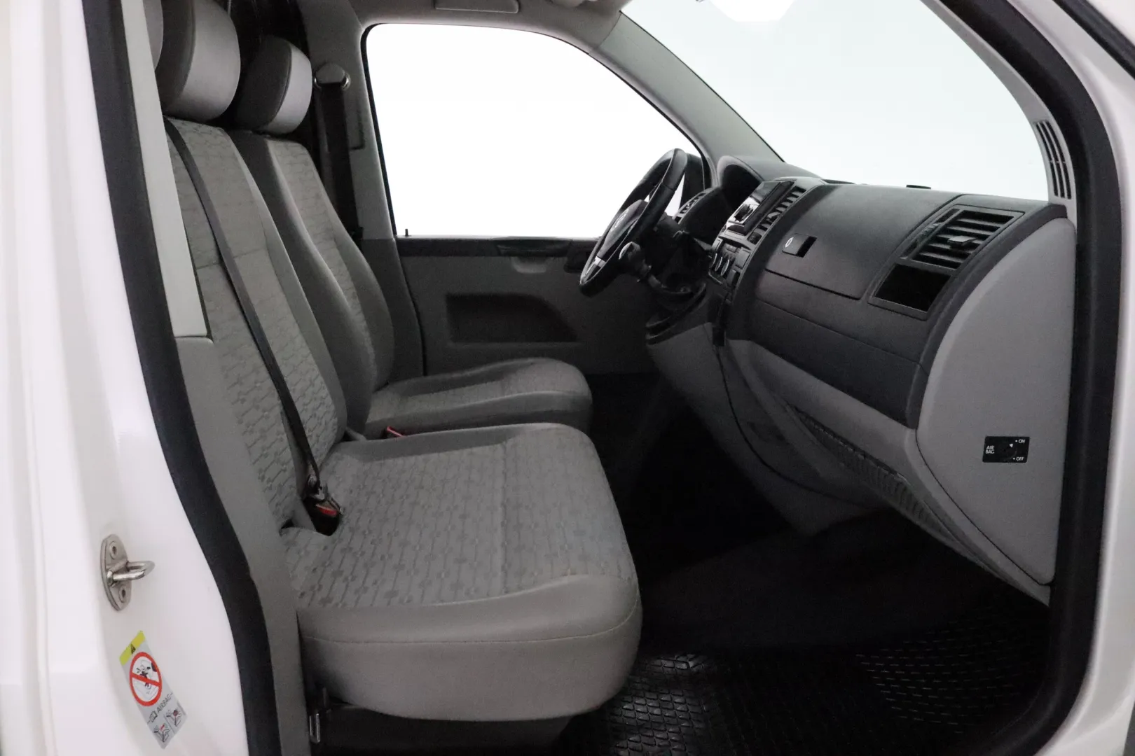 VOLKSWAGEN Transporter FMT-828 carousel image