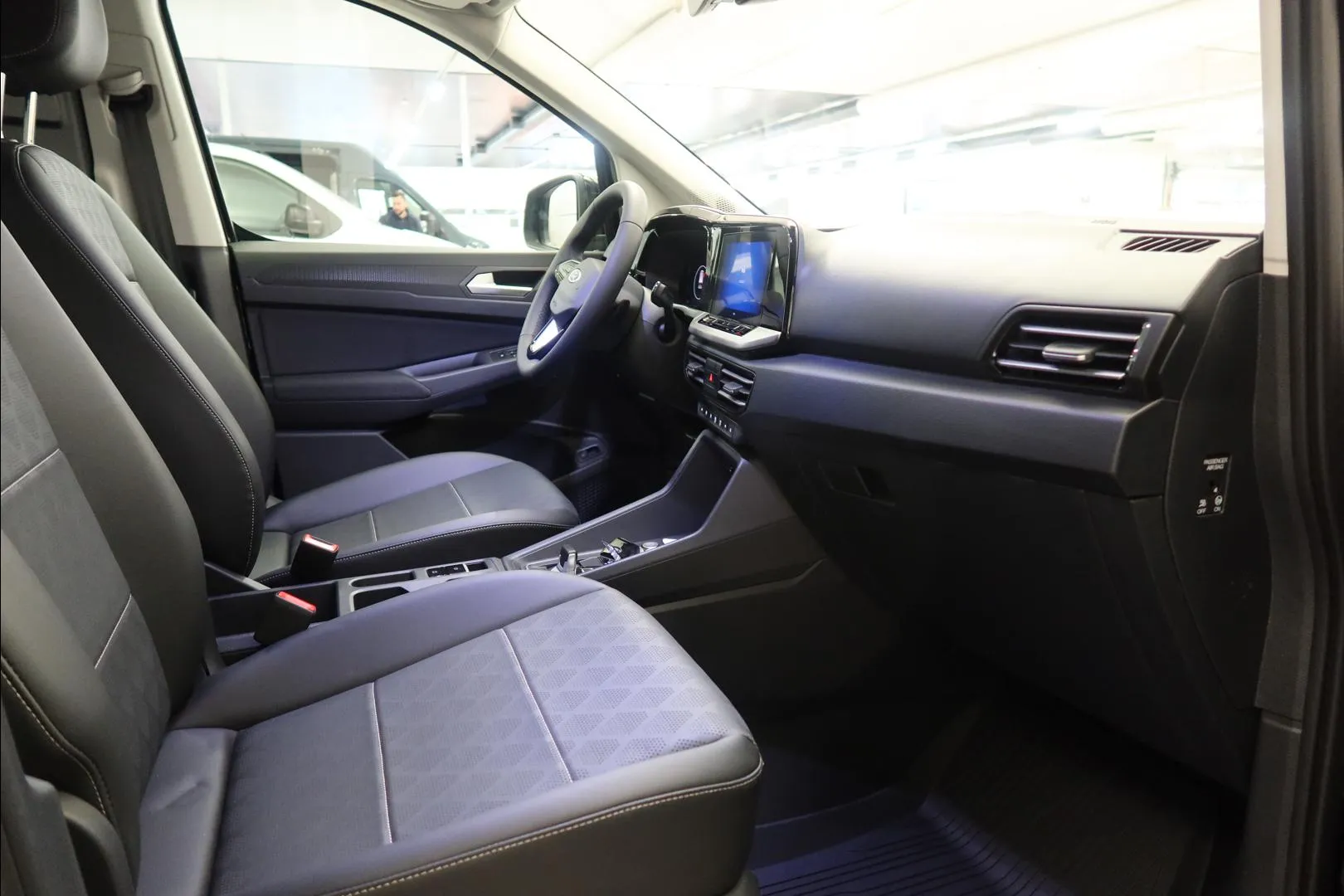 Ford Transit Connect YYE-479 carousel image