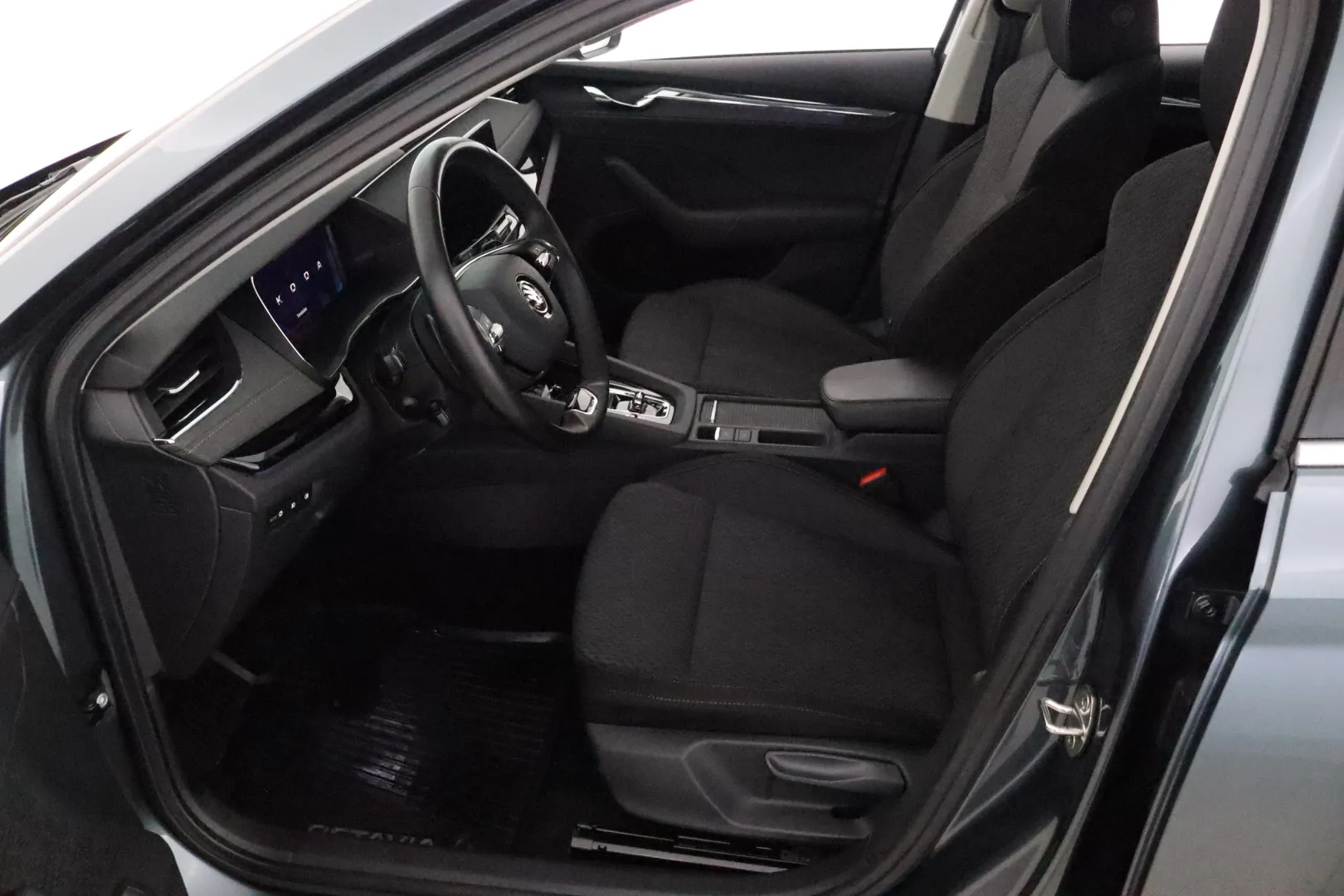 Skoda Octavia KUA-316 carousel image